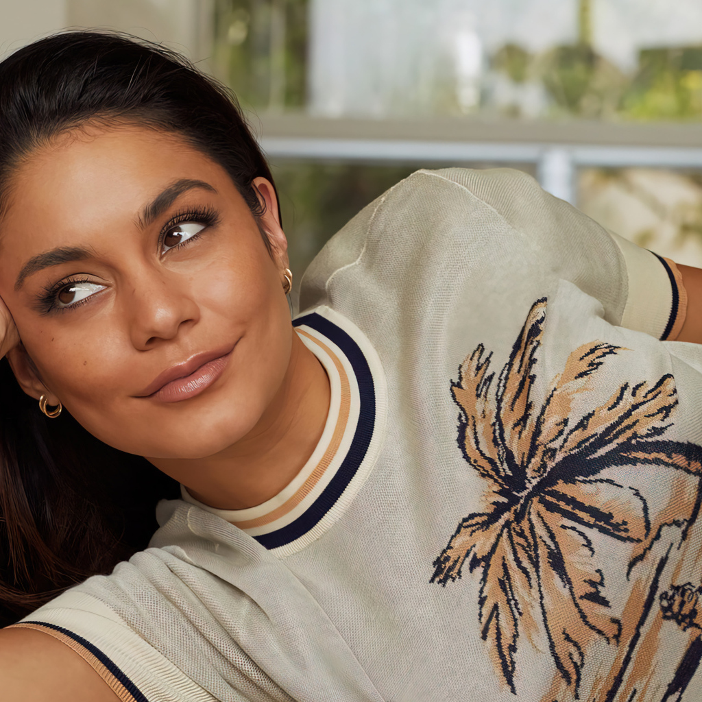 Красивая актриса Ванесса Хадженс лежит на кровати