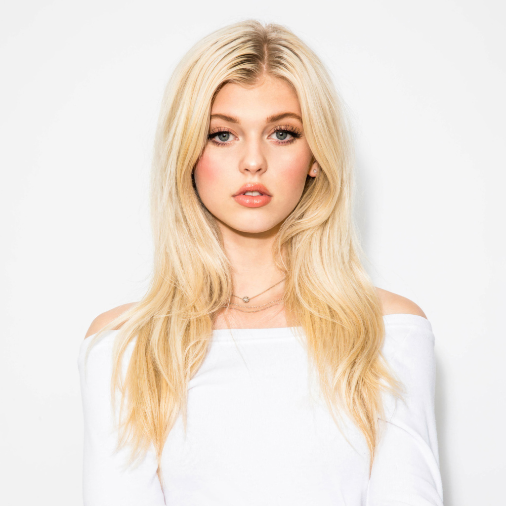 Красивая блондинка Лорен Грей на белом фоне