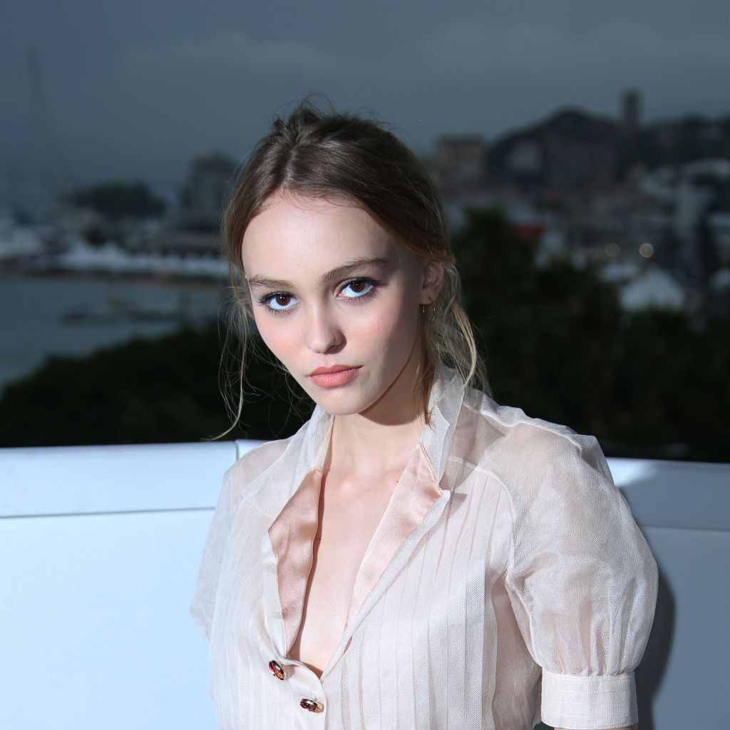 Красивая кареглазая девушка Лили-Роуз Мелоди Депп