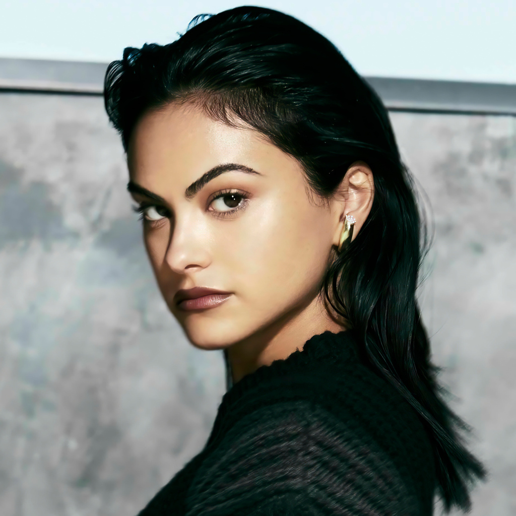 Красивая брюнетка Камила Мендес