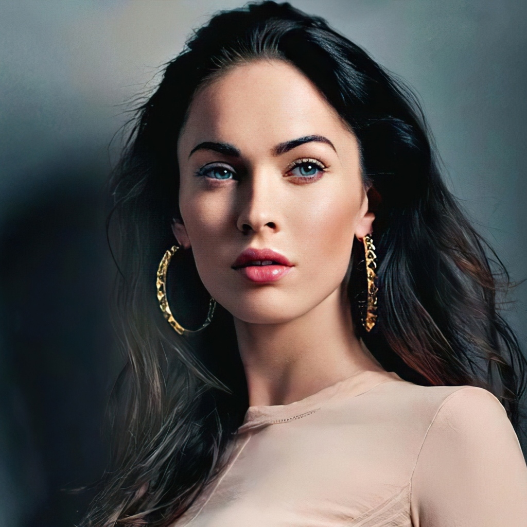 Красивая брюнетка актриса Меган Фокс