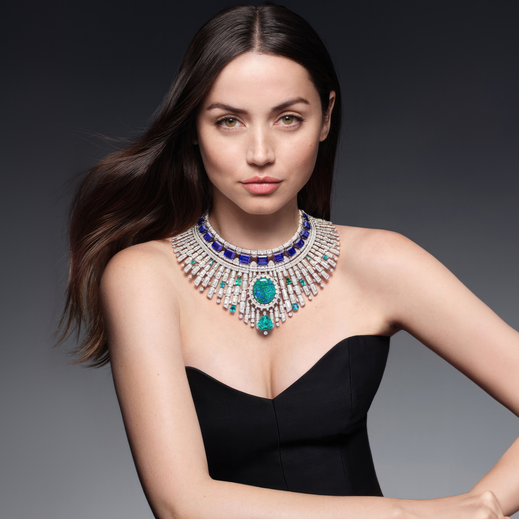 Красивое дорогое украшение на шее актрисы Ана де Армас