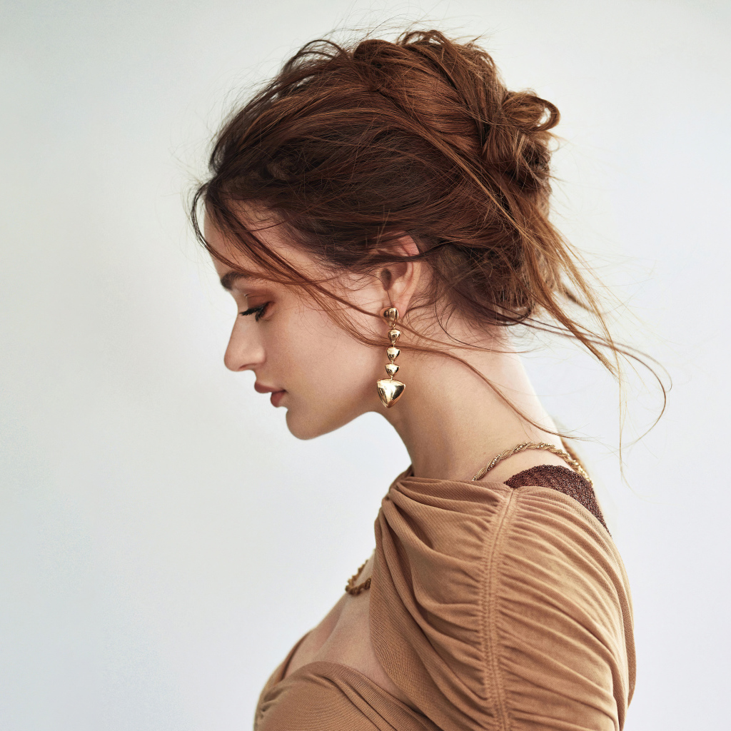 Красивая девушка Джоуи Кинг на сером фоне