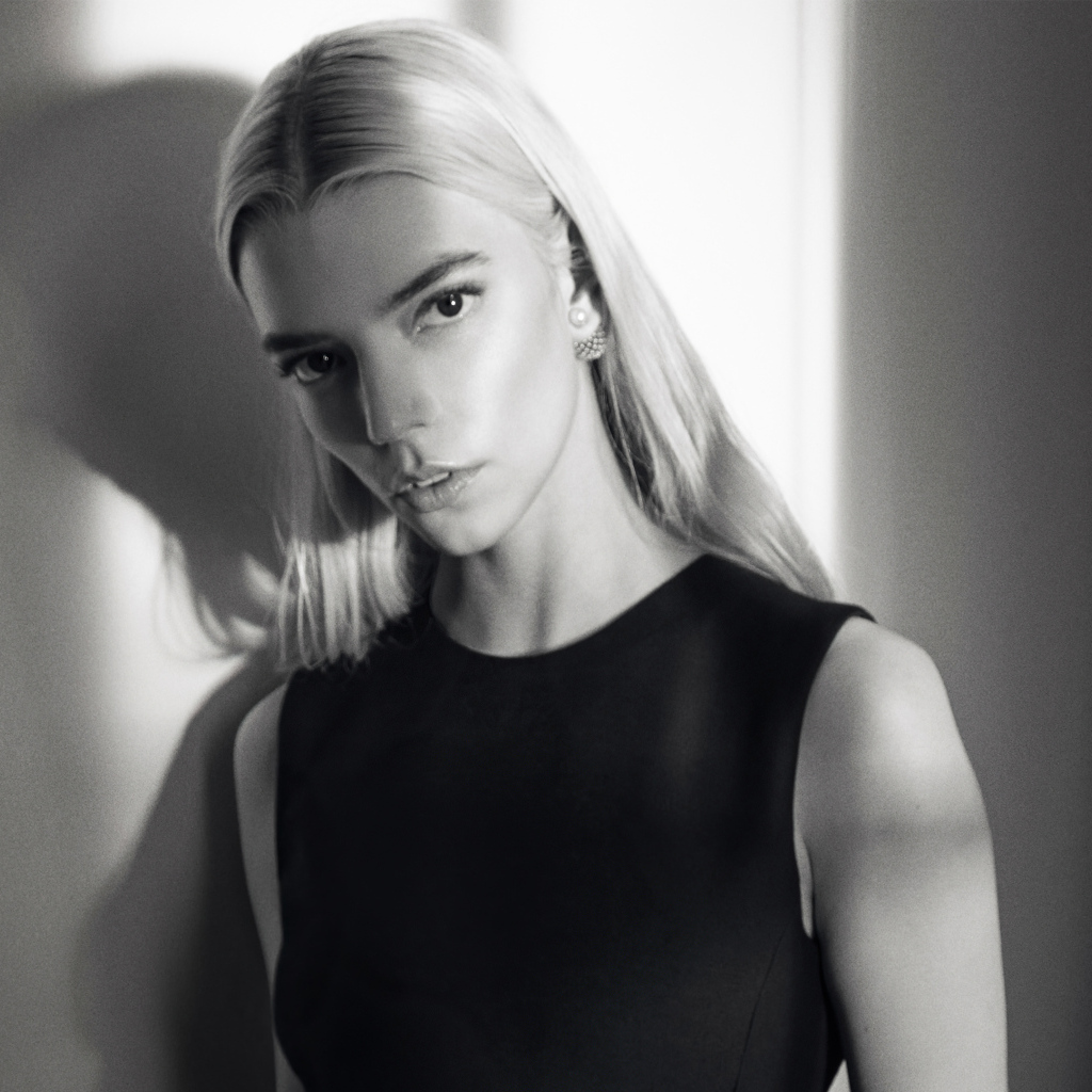 Красивая девушка актриса Аня Тейлор-Джой стоит у стены