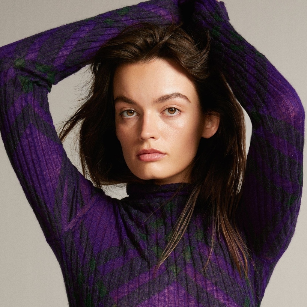 Красивая девушка актриса Эмма Маки в свитере