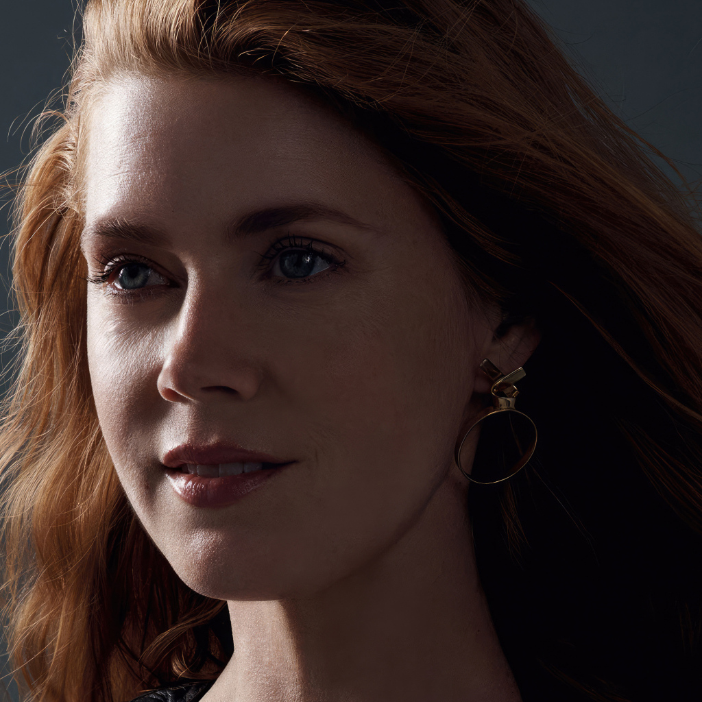 Красивая рыжеволосая американская актриса Эми Адамс