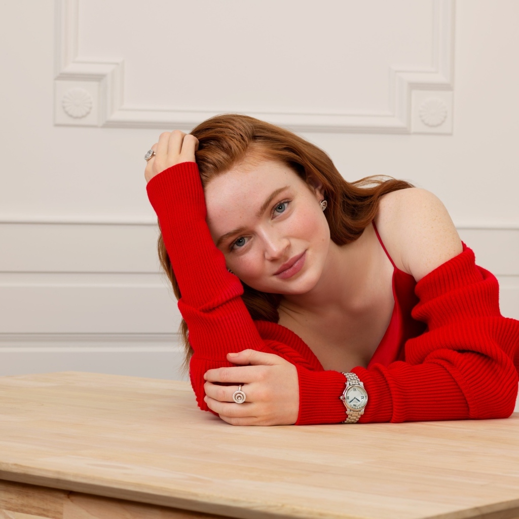 Красивая рыжеволосая актриса Сэди Синк в красном