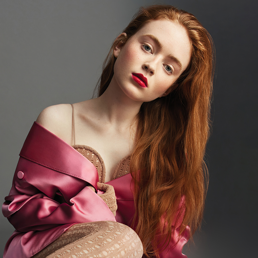 Красивая рыжеволосая девушка Сэди Синк на сером фоне