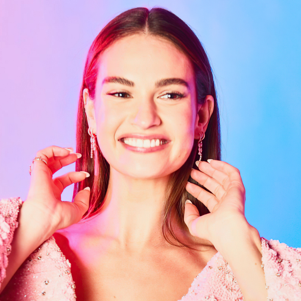 Красивая улыбающаяся девушка актриса Лили Джеймс