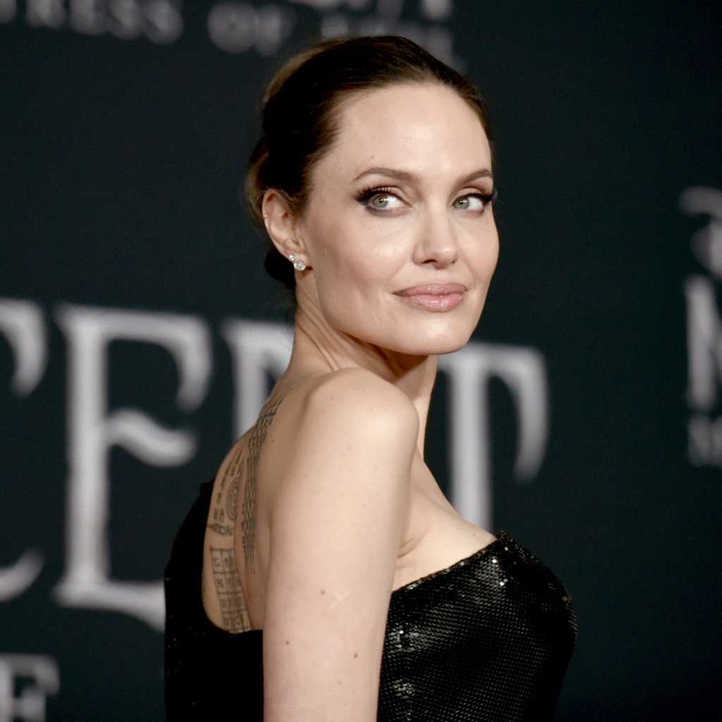 Красивая женщина популярная актриса Анджелина Джоли