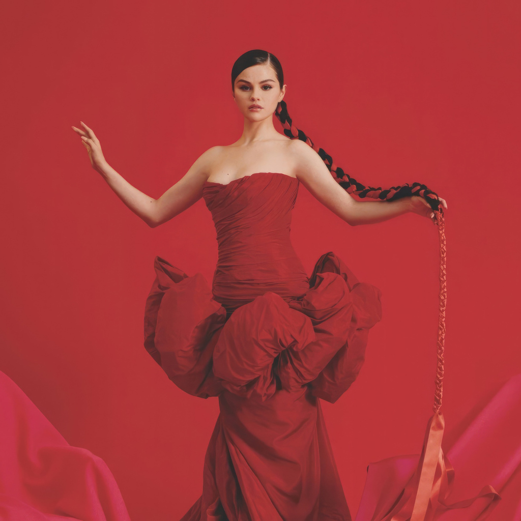 Красивая молодая девушка Селена Гомес в красном платье