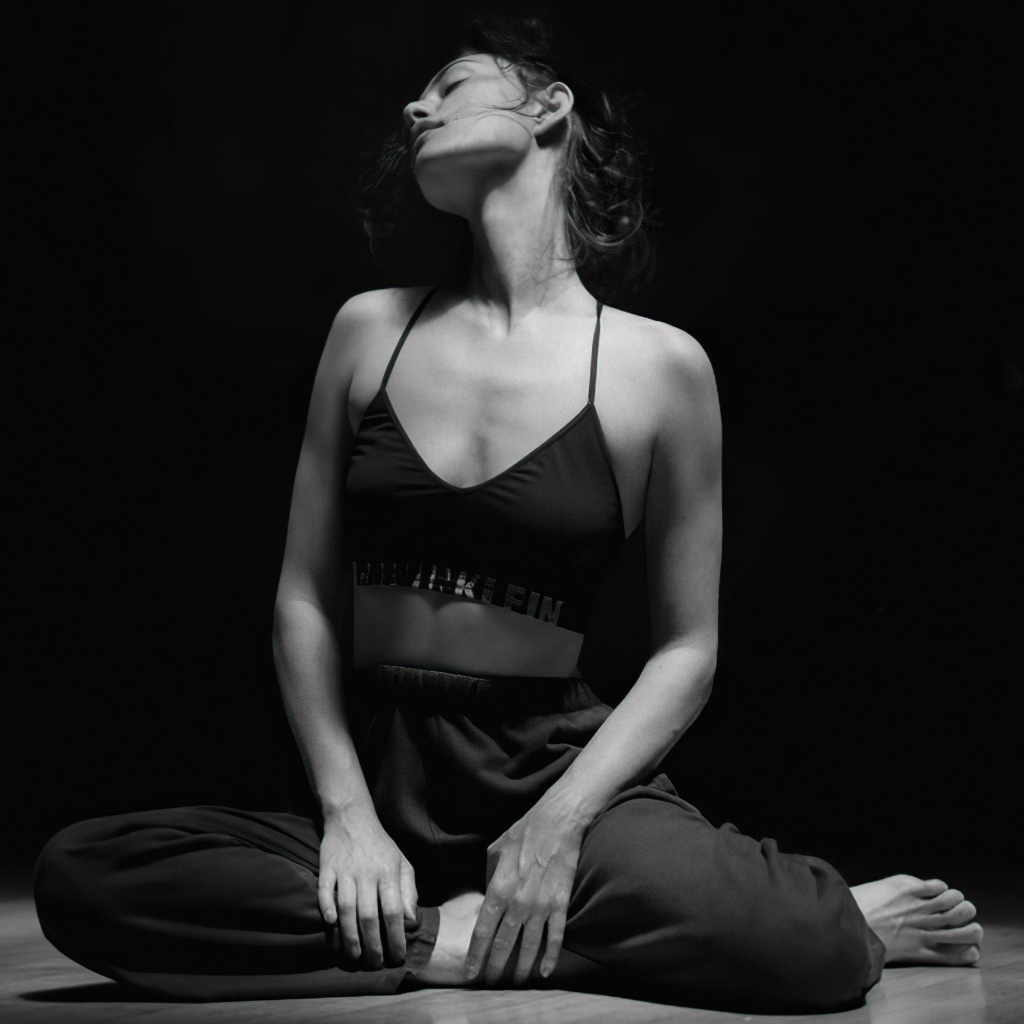 Черно -белое фото актрисы Эми Гарднер