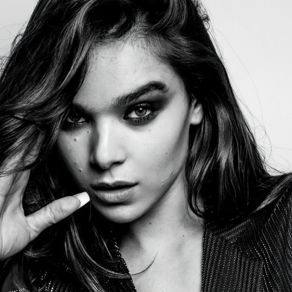 Черно-белое фото актрисы Хейли Стейнфилд на сером фоне