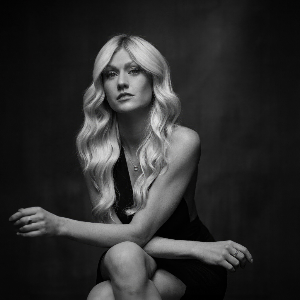 Черно-белое фото актрисы Кэтрин Макнамара