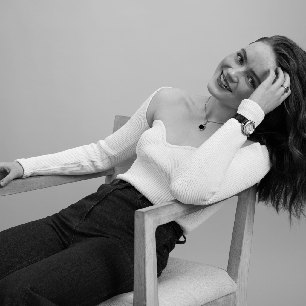 Черно-белое фото актрисы Сэди Синк