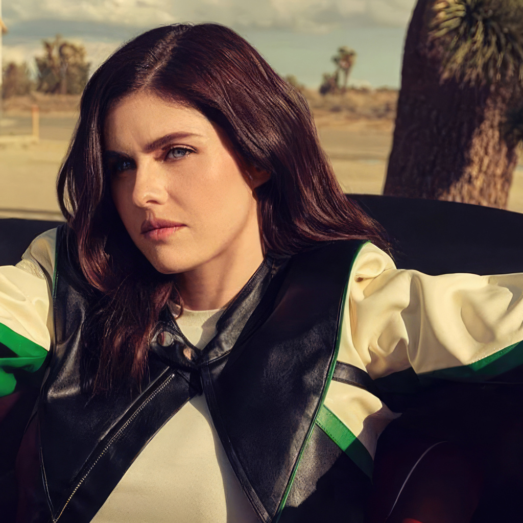 Голубоглазая актриса Александра Даддарио сидит в авто