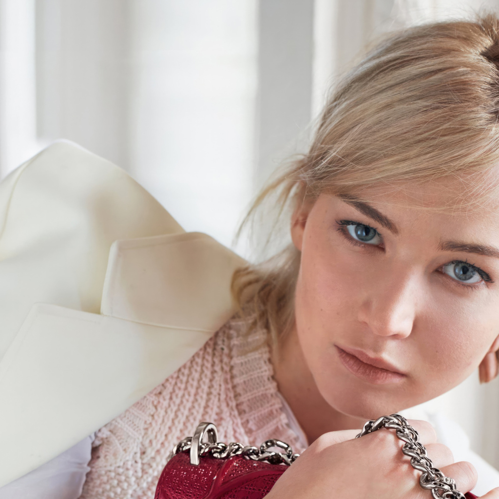 Голубоглазая актриса Дженнифер Лоуренс в белом пиджаке