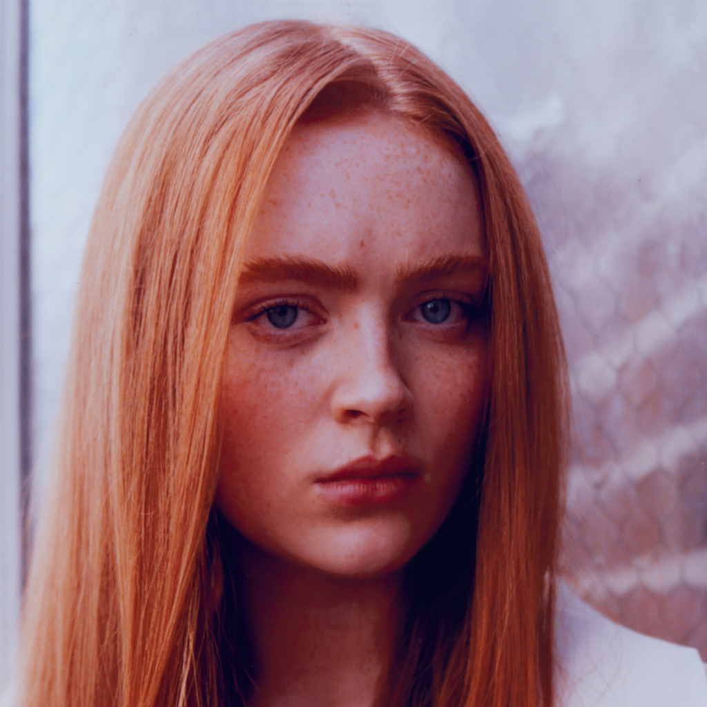 Голубоглазая рыжеволосая девушка Сэди Синк