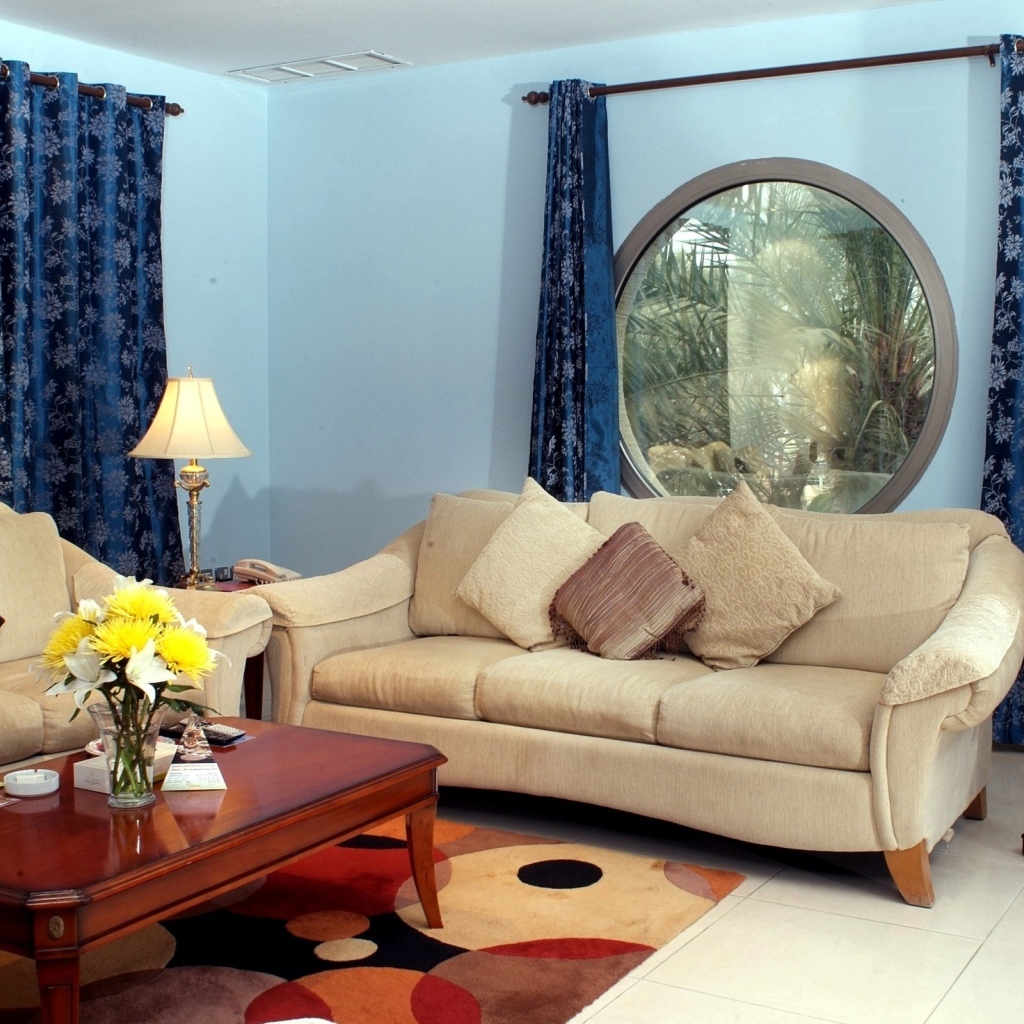 Синие шторы в гостиной с двумя диванами