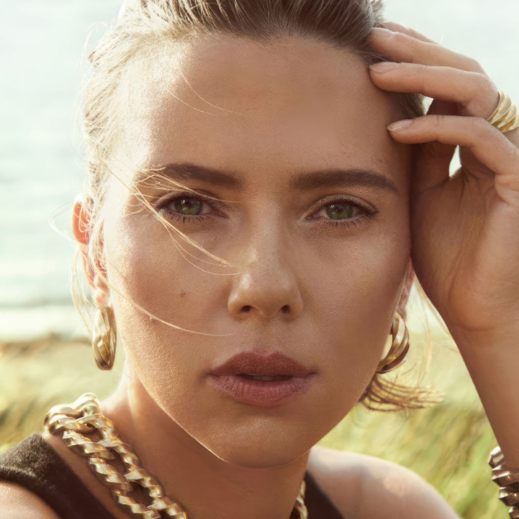 Украшения на теле актрисы Скарлетт Йоханссон