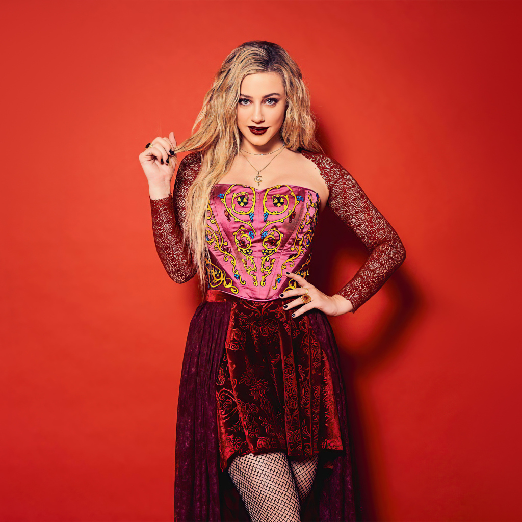 Яркая актриса Лили Рейнхарт на красном фоне