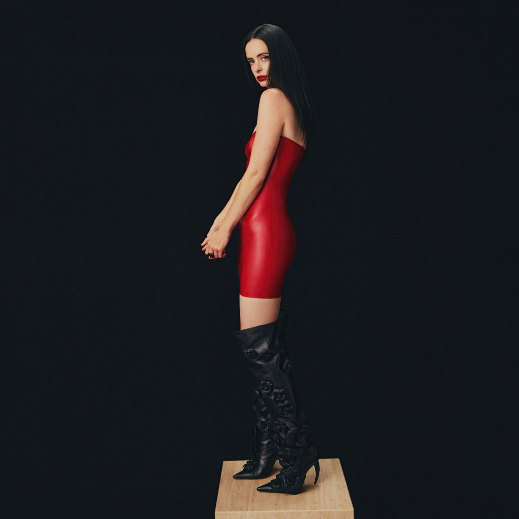 Яркая брюнетка актриса Кристен Риттер в красном платье на черном фоне