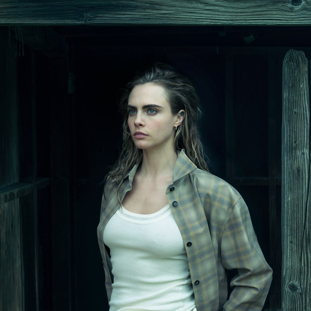 Британская актриса Кара Делевинь в рубашке