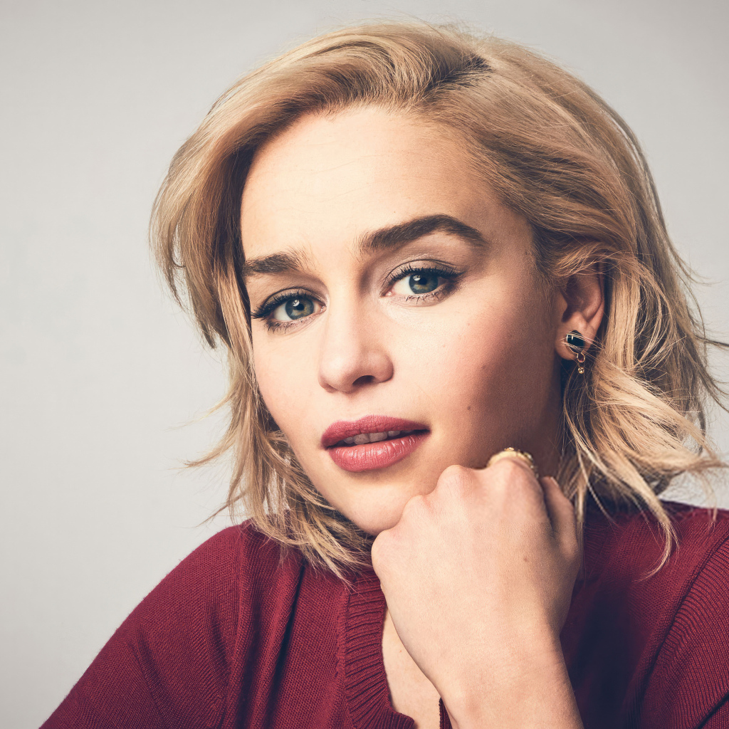 Британская актриса Эмилия Кларк в красном свитере