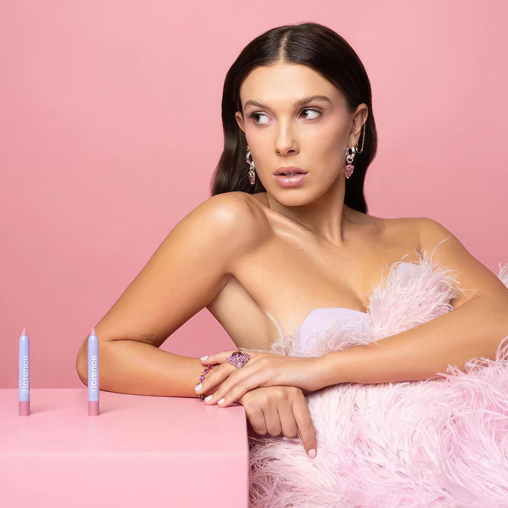 Британская актриса Милли Бобби Браун на розовом фоне