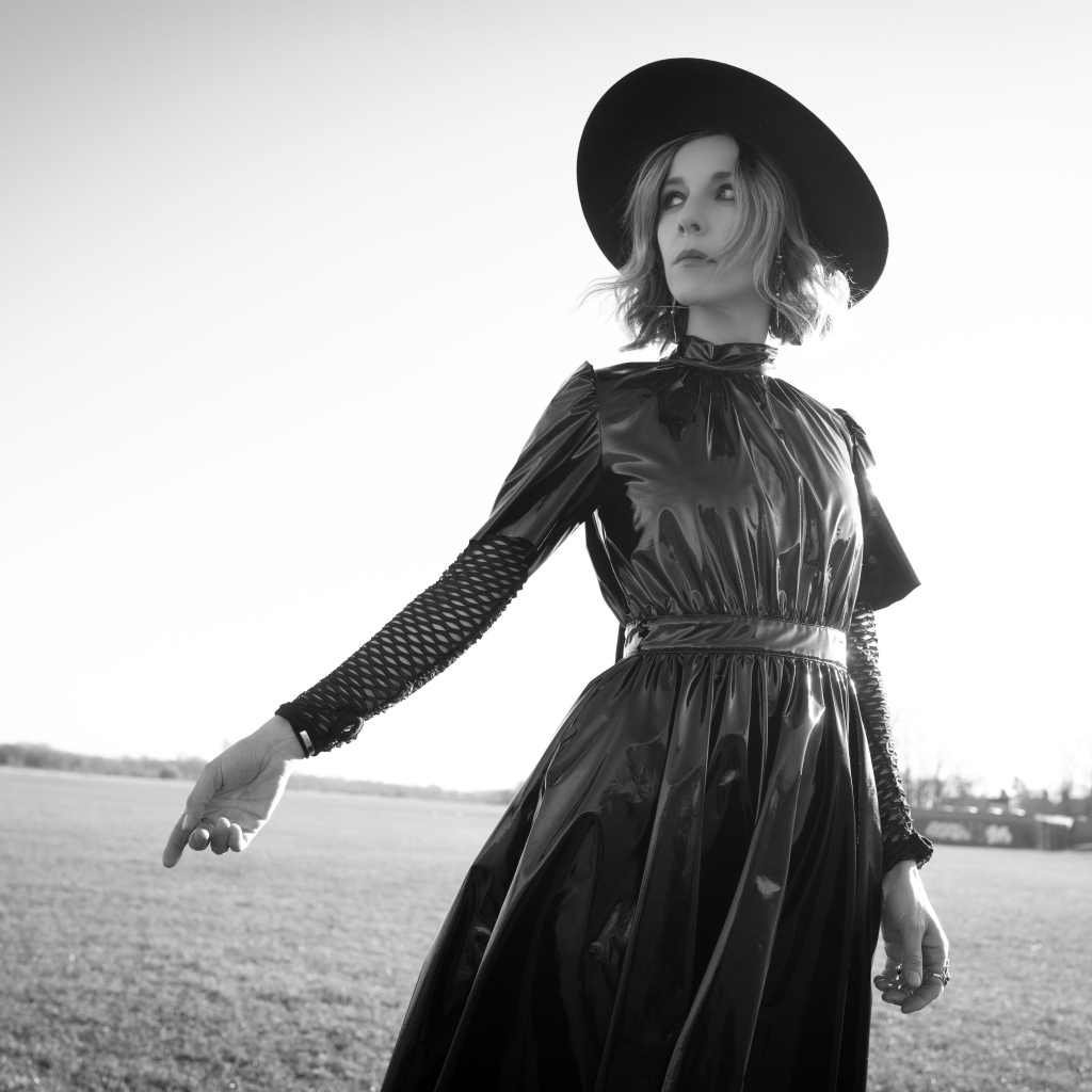 Британская актриса София ди Мартино в черном платье