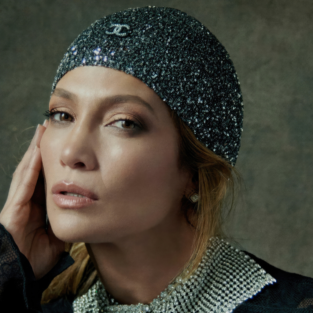 Кареглазая Дженнифер Лопес в блестящей шапке