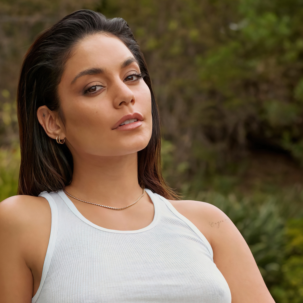 Кареглазая актриса Ванесса Хадженс в белой майке