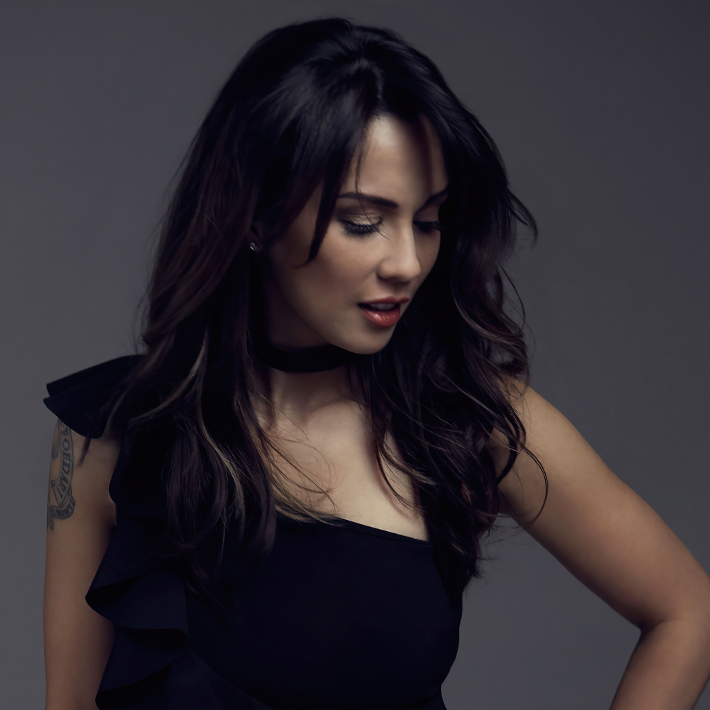 Милая девушка актриса Лекса Дойг  в черном платье