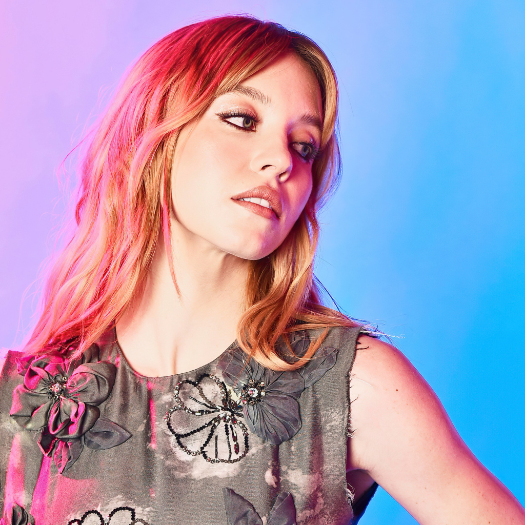 Милая рыжеволосая девушка актриса Сидни Суини