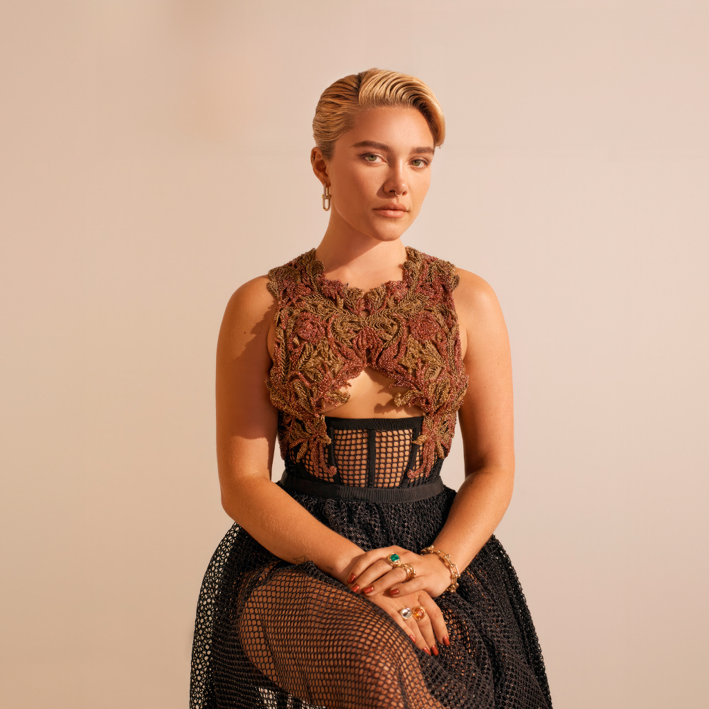 Милая молодая девушка актриса Флоренс Пью в платье