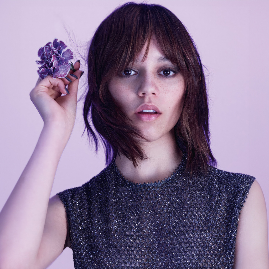 Милая молодая девушка актриса Дженна Ортега с цветком в руках