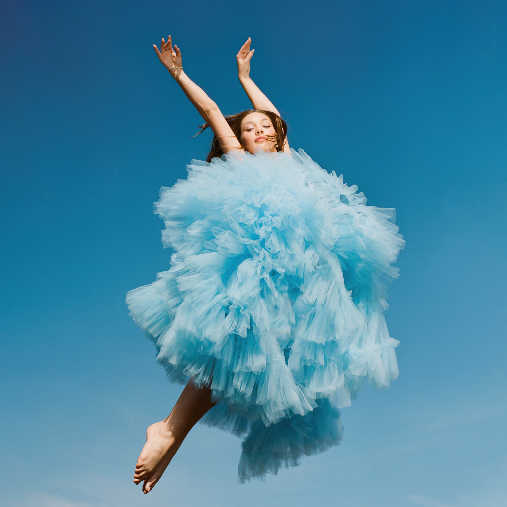 Танцовщица Мэдди Зиглер в пышном голубом платье