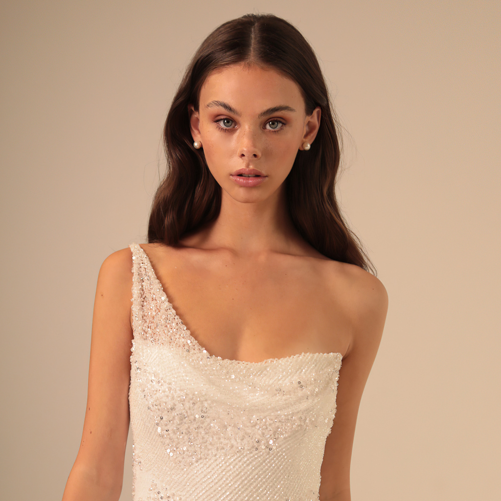 Нежная Мэйка Вулард в белом платье