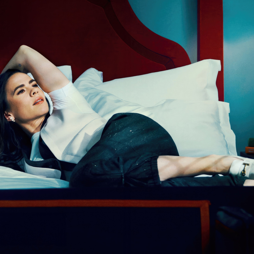 Английская актриса Хейли Этвелл лежит на кровати