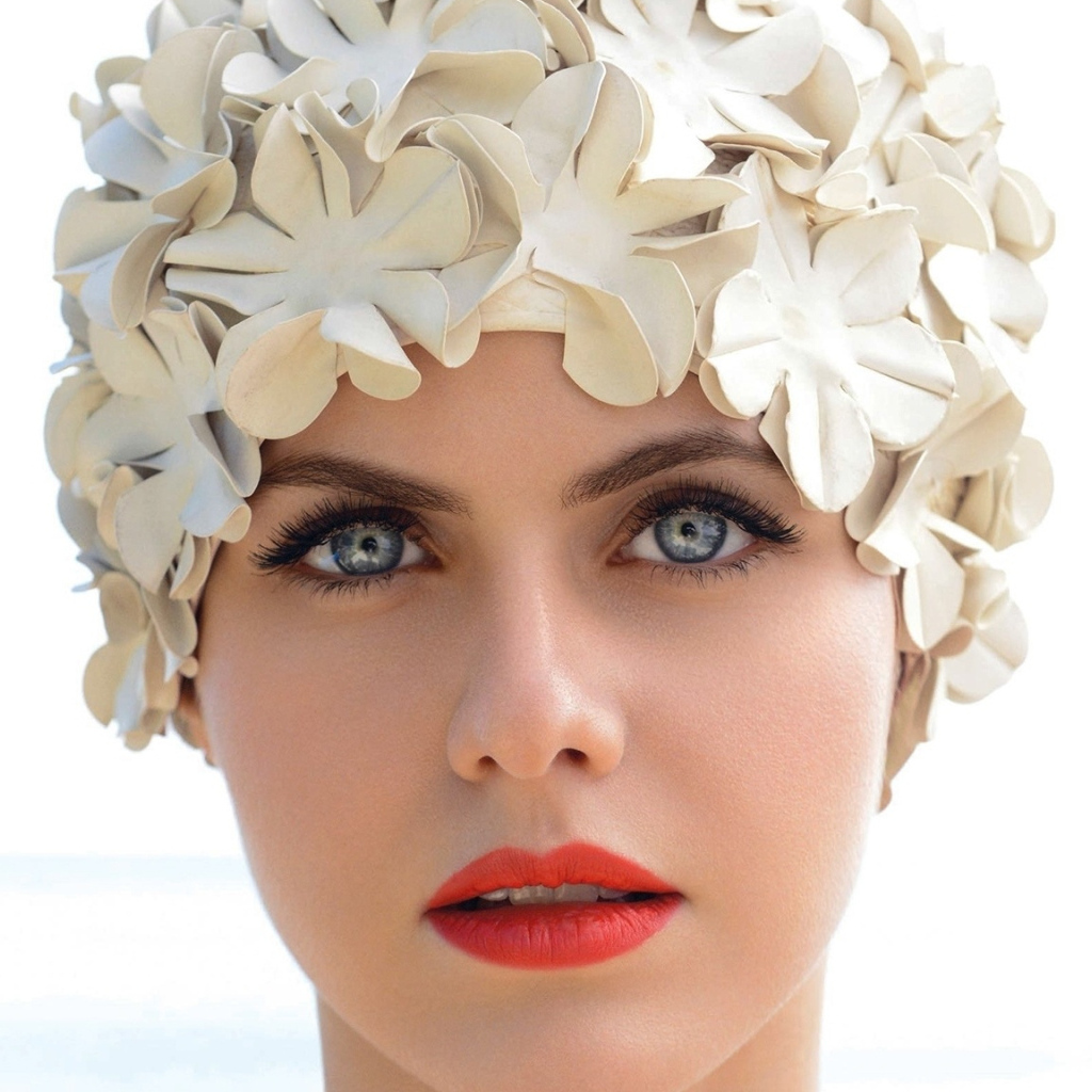 Лицо актрисы Александра Даддарио в шапке крупным планом