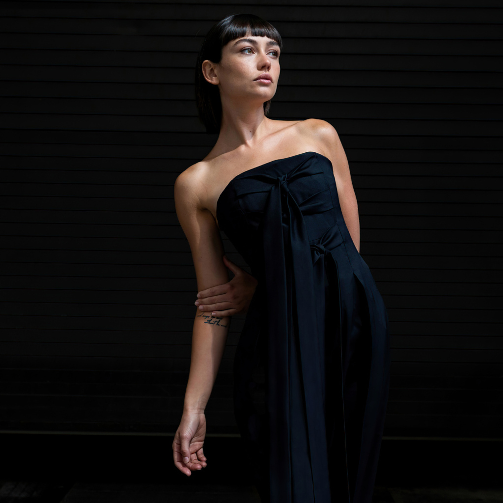 Киноактриса Сидни Чэндлер в черном платье