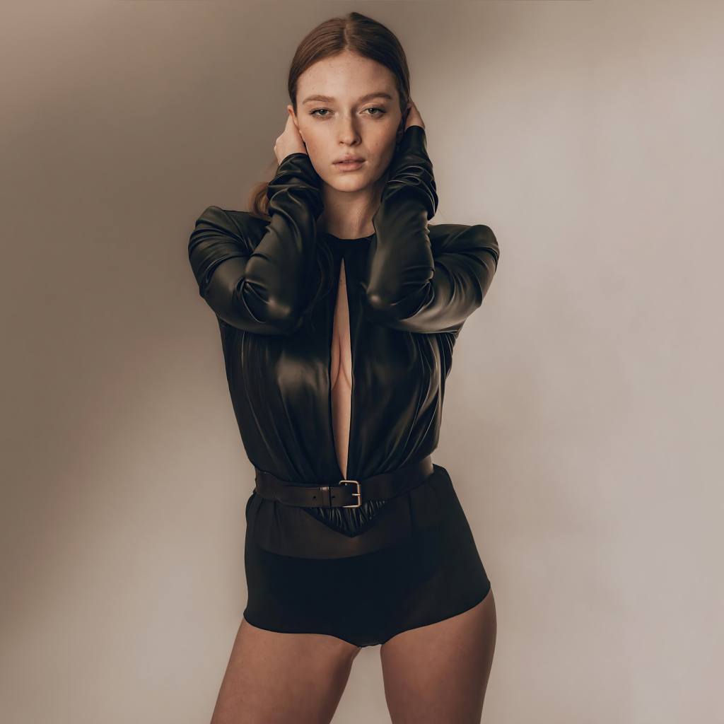 Девушка Ларсен Томпсон в черном костюме у стены