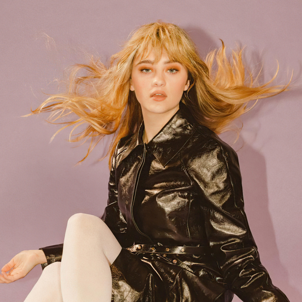 Девушка в черной куртке актриса Лиззи Грин