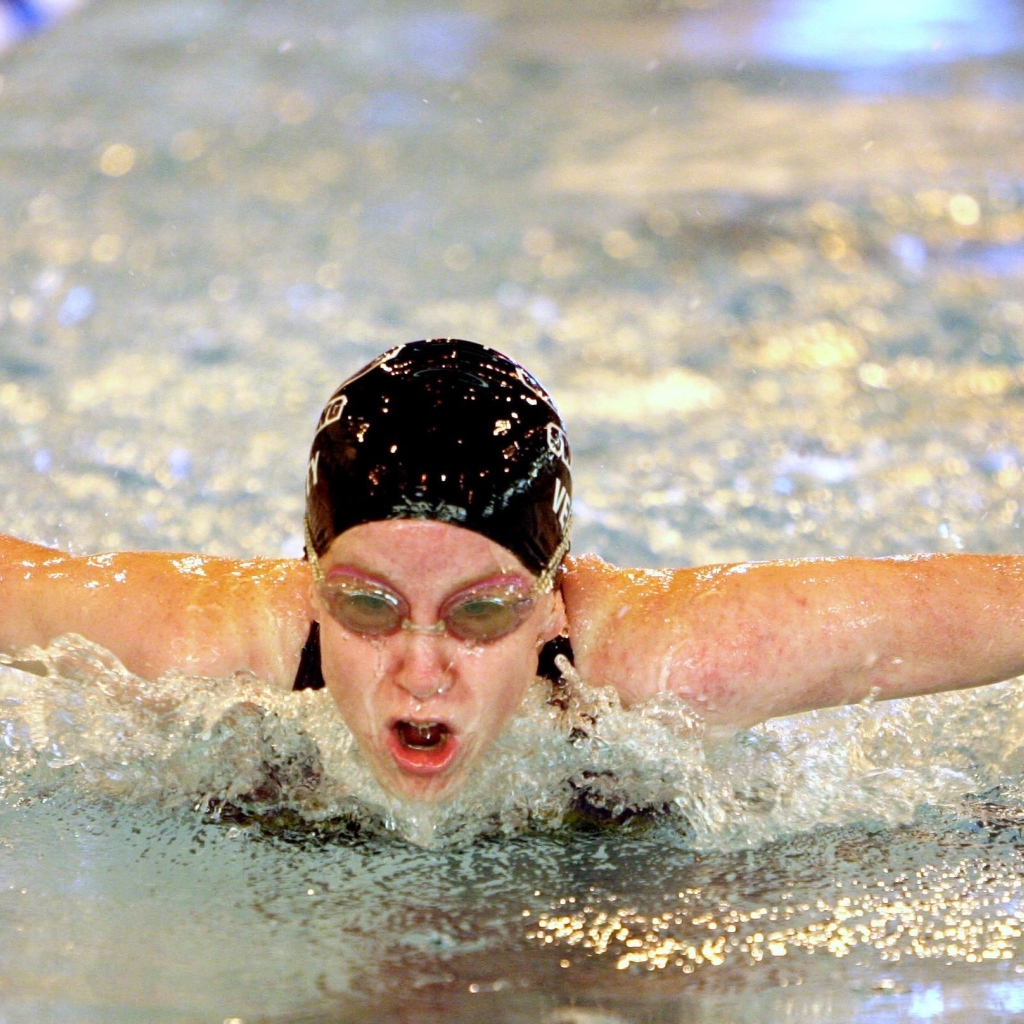 Девушка пловец на соревнованиях