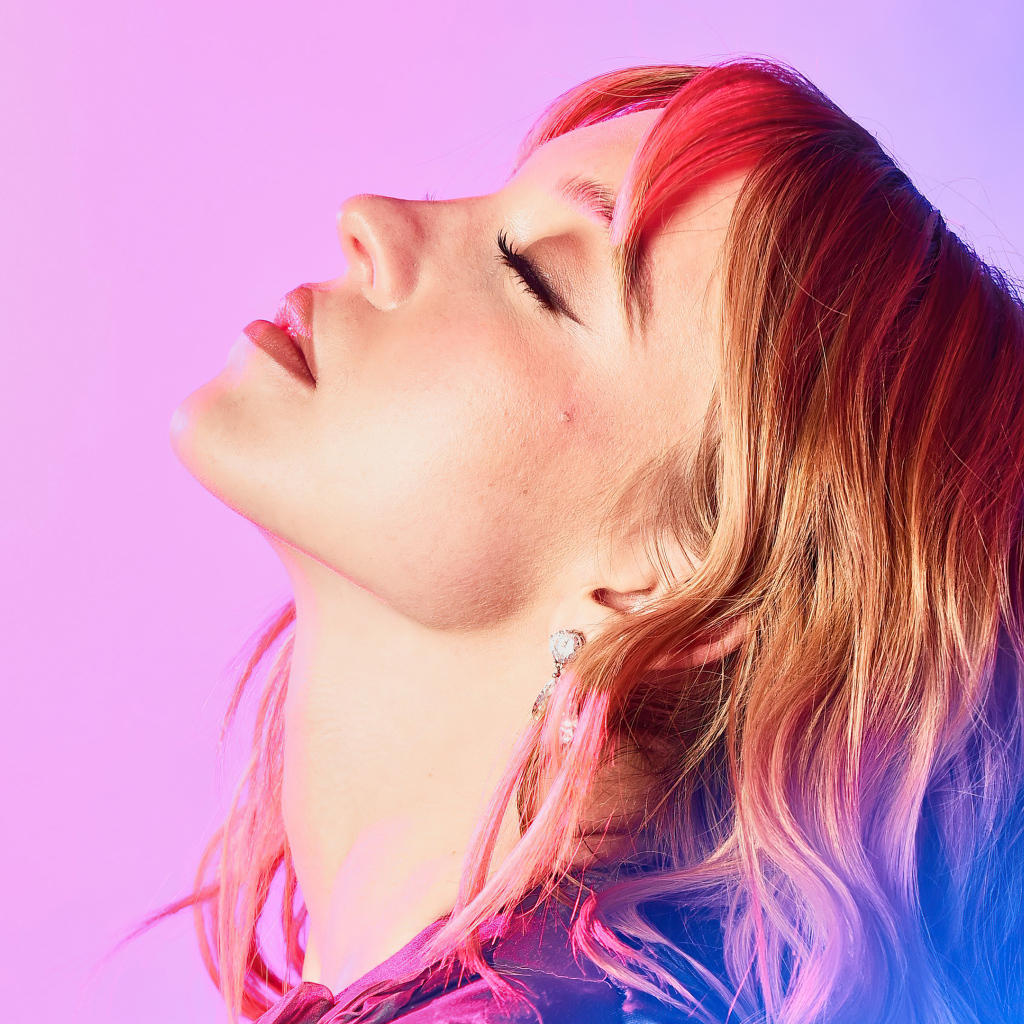 Девушка с закрытыми глазами актриса Сидни Суини