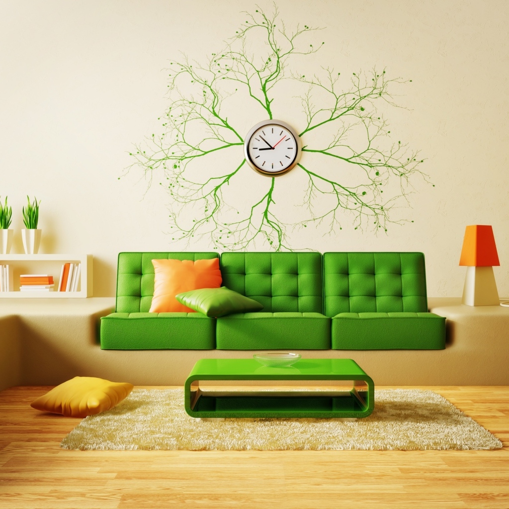 Зеленый диван в комнате с часами
