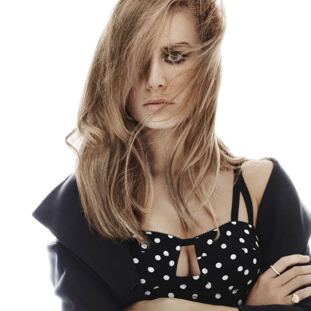 Волосы закрывают лицо актрисы Бри Ларсон