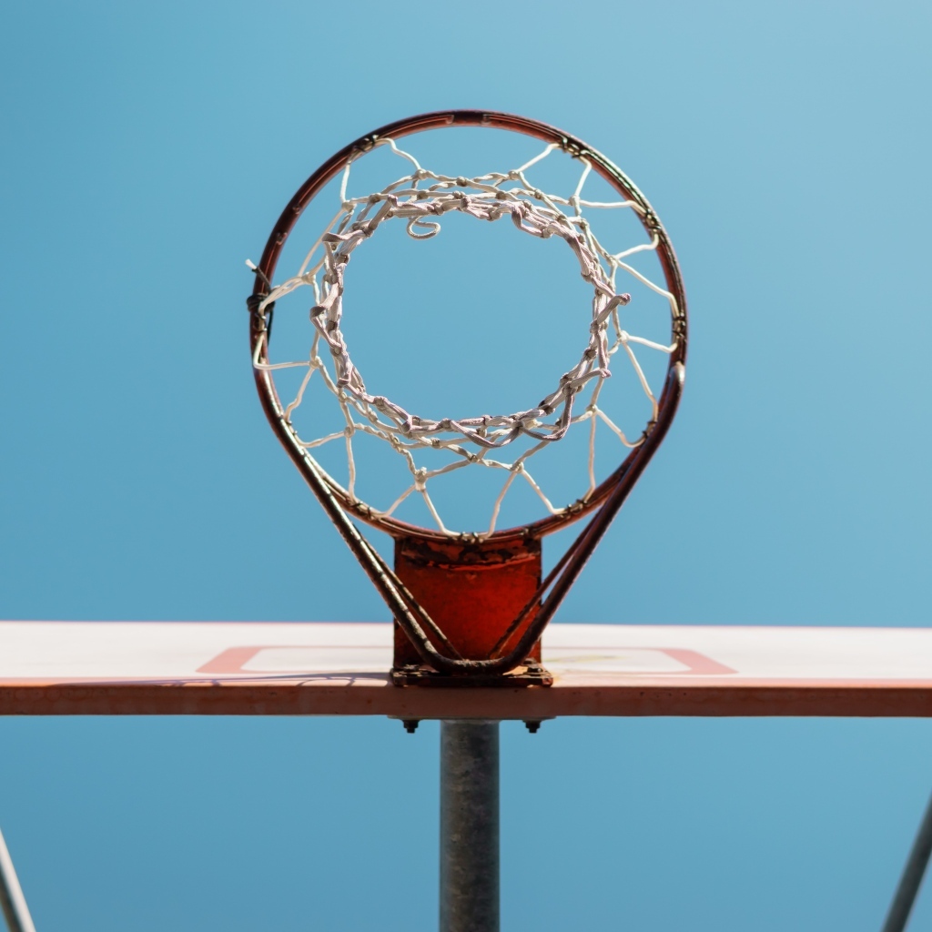 Большое баскетбольное кольцо на голубом фоне
