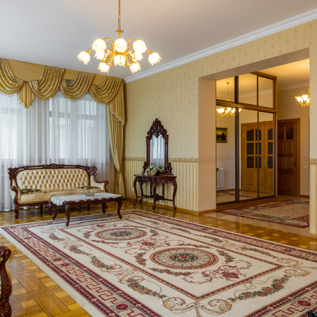 Большая гостиная комната с ковром