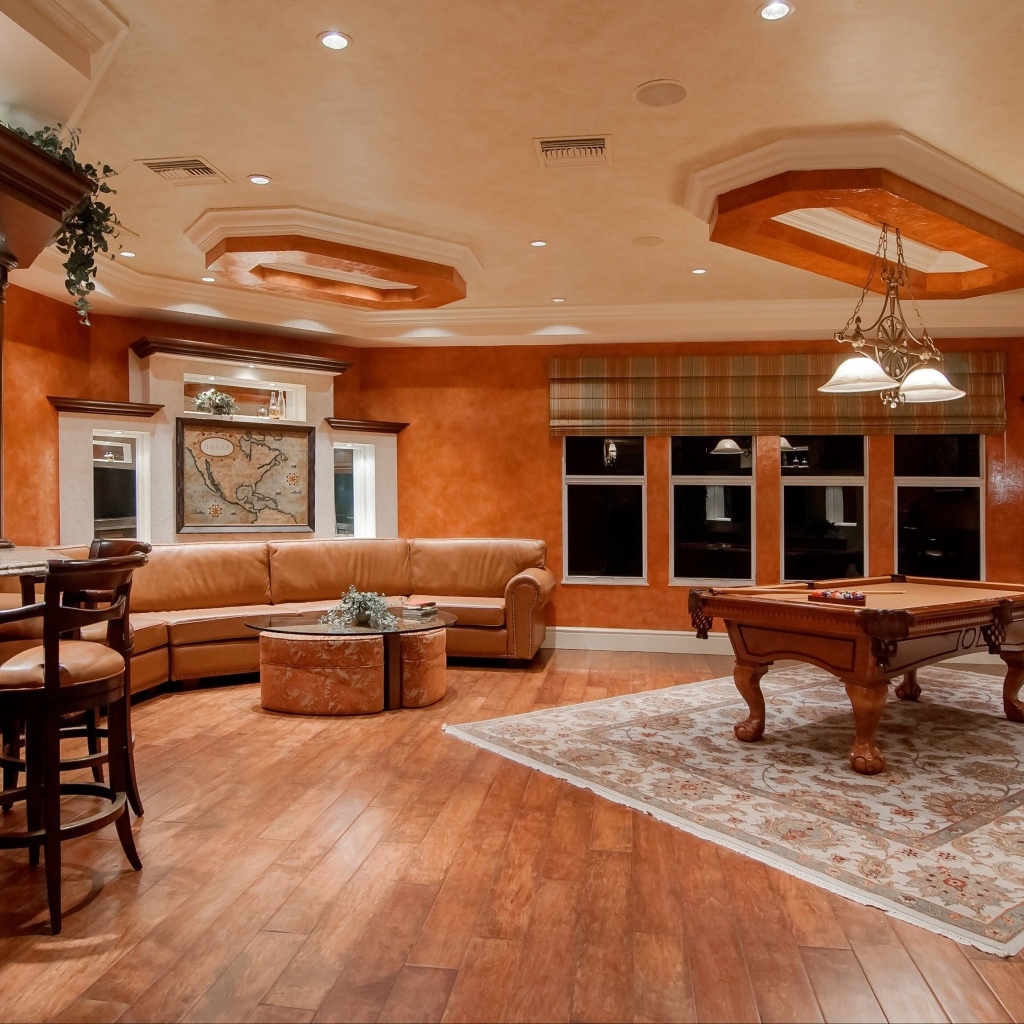 Большая комната с бильярдным столом